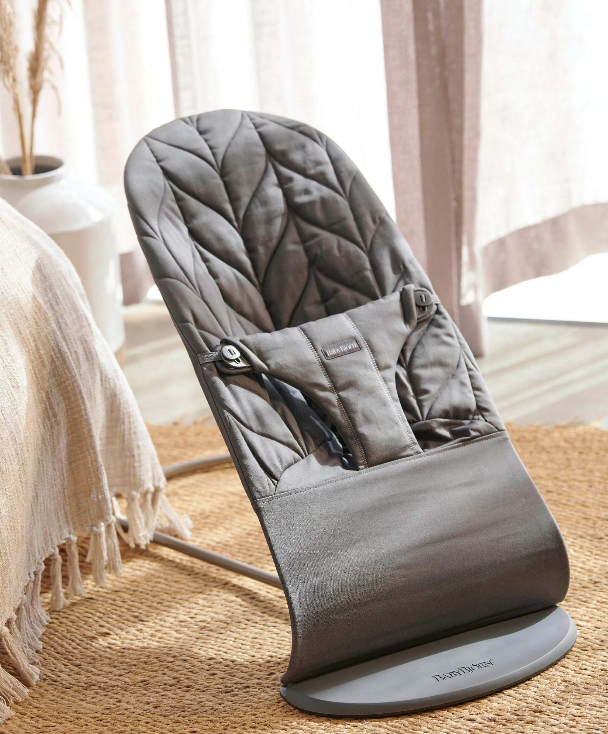 BabyBjörn Baby Bouncer Bliss Woven Petal Quilt - Anthracite - Image 4