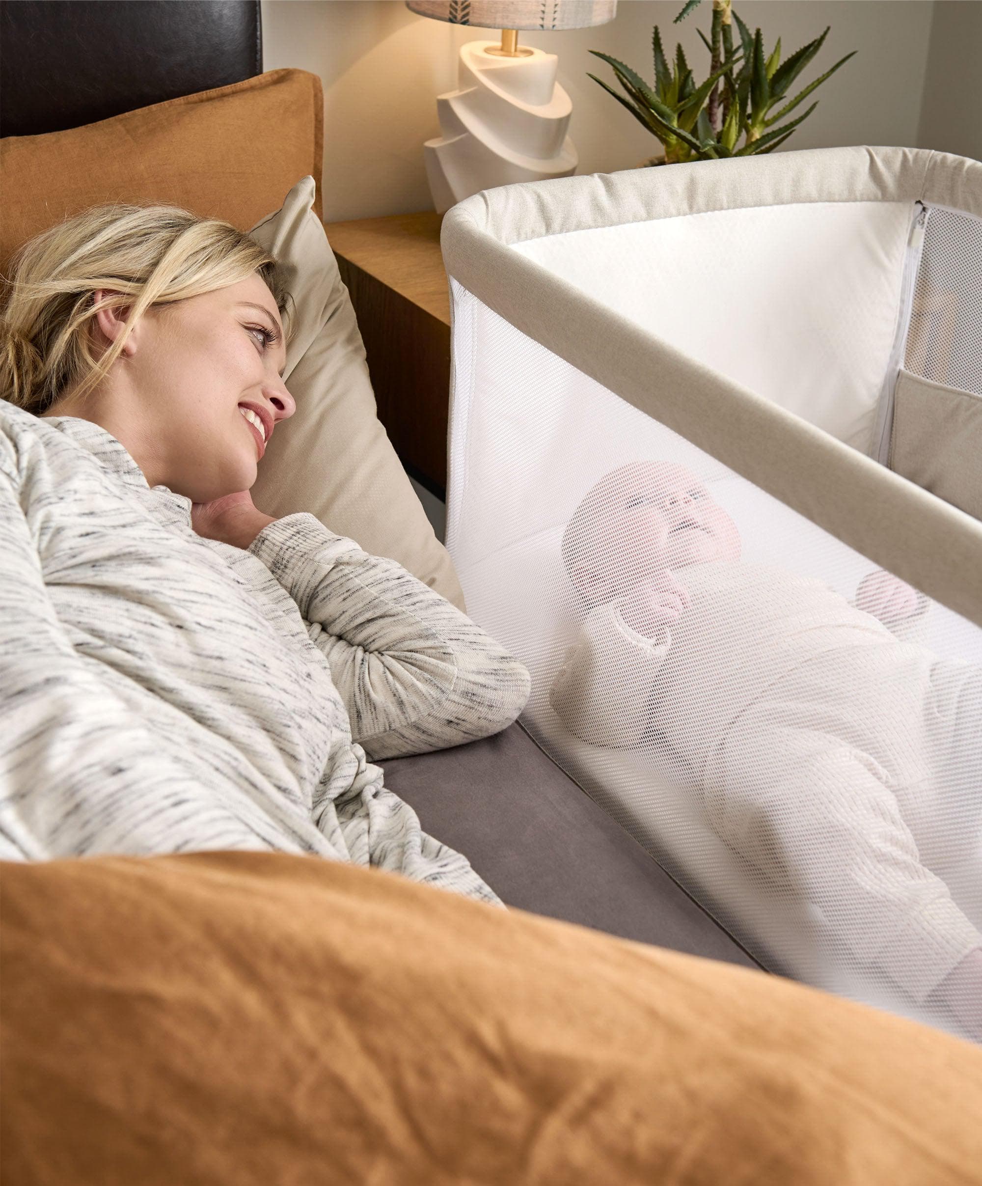 Lua Bedside Crib and Sheet Bundle - Fawn/Oatmeal - Image 4