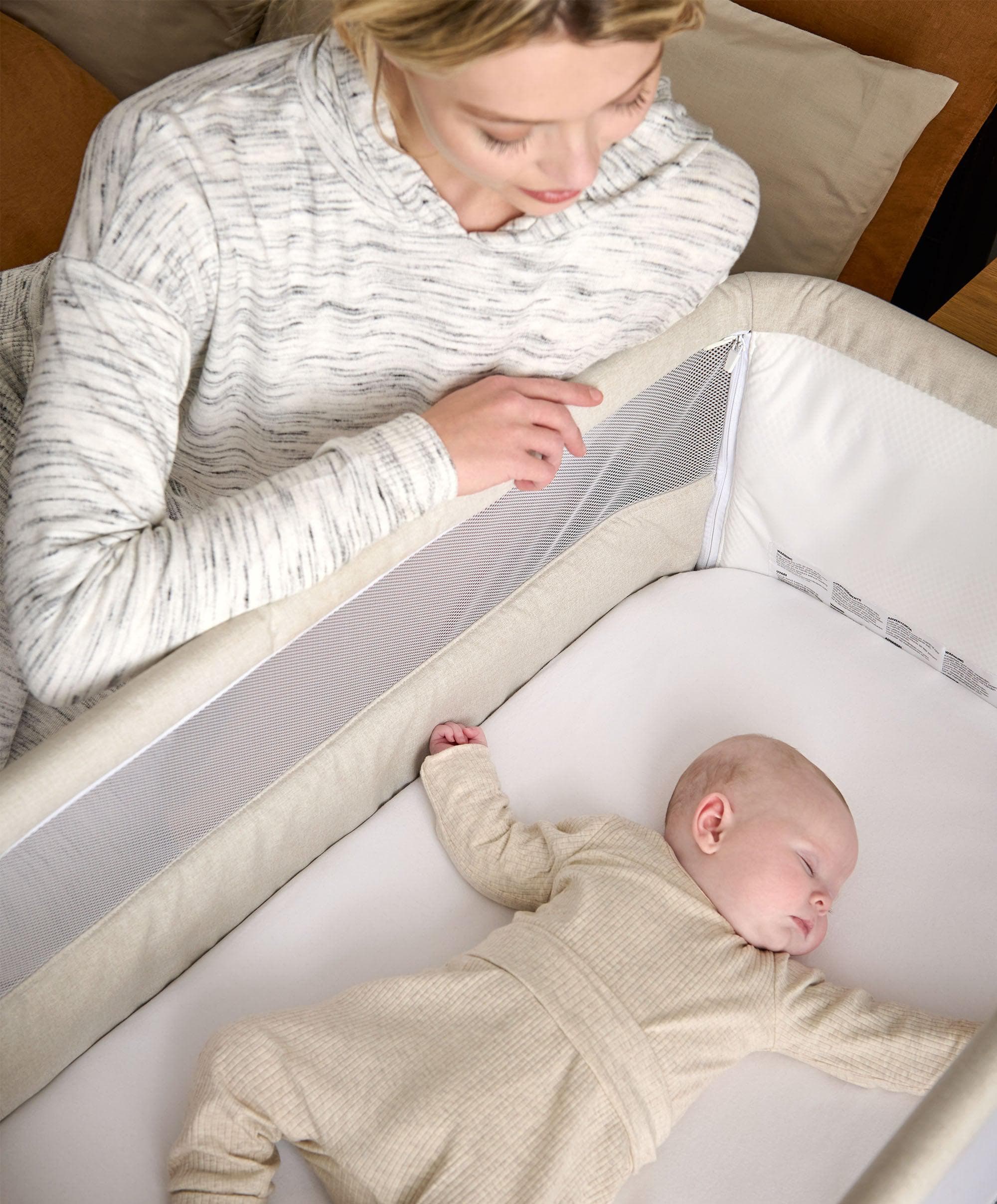 Lua Bedside Crib and Sheet Bundle - Fawn/White - Image 5